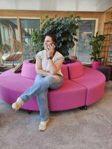 Wendy aan de telefoon met klant