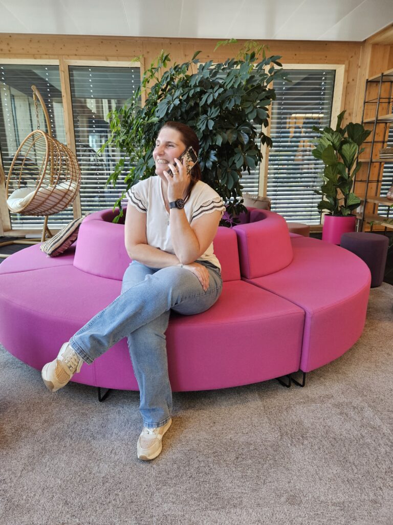 Wendy aan de telefoon met klant