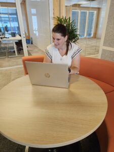 wendy achter de laptop